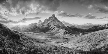 Sunset in the Alps at Passo Giau in black and white by Manfred Voss, Schwarz-weiss Fotografie