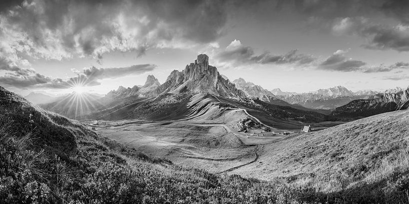 Zonsondergang in de Alpen bij Passo Giau in zwart-wit van Manfred Voss, Zwart-Wit Fotografie