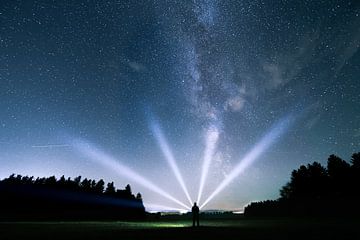 Lichtstralen en Melkweg van Oliver Henze