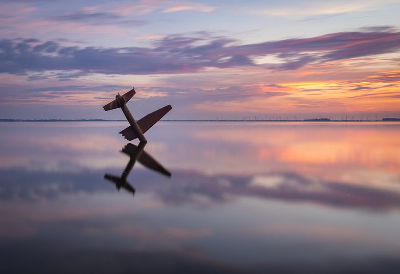 Vliegtuig monument Harderwijk bij zonsondergang van Margreet Riedstra