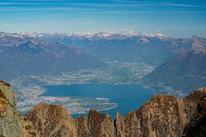 Uitzicht op het Lago Maggiore vanaf de Monte Limidario van Leo Schindzielorz