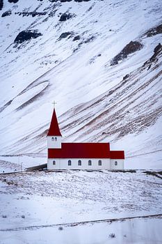 Witte kerk met rood dak in besneeuwd landschap, Vík, IJsland