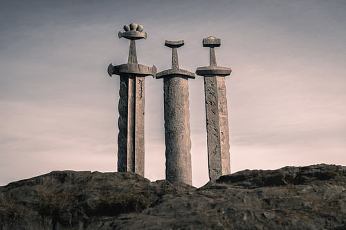 Vikinggeschichte – Horizontales Panorama der drei „Sverd i fjell“-Schwerter in Stavanger, Frontalansicht