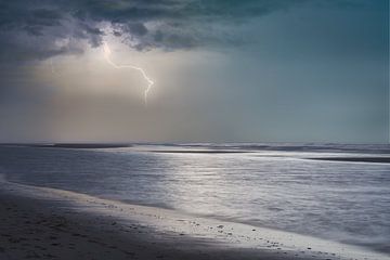 Onweer aan strand