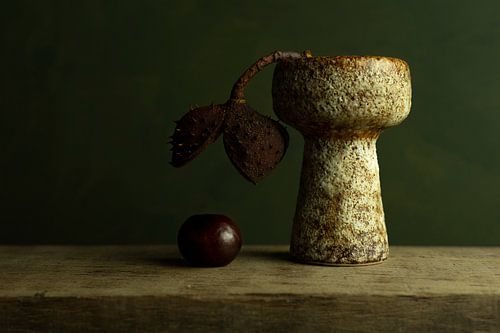 Loslaten, authenthiek stilleven met kastanje