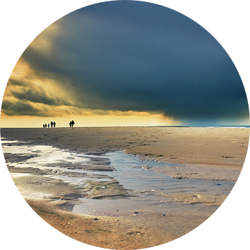 Donkere wolken met wandelaars op het strand van eric van der eijk