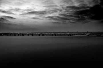 Dunkle und dunkle Eisenbahnbrücke von Geert den Tek