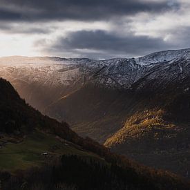 Zonsopkomst tussen bergtoppen Noorwegen van Marcel Nauta