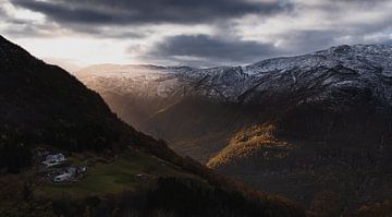 Zonsopkomst tussen bergtoppen Noorwegen van Marcel Nauta
