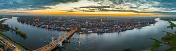 Kampen aan de oevers van de IJssel tijdens zonsondergang