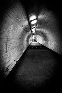 London | Dunkler Tunnel unter der Themse | Schwarz-Weiß | Reisefotografie