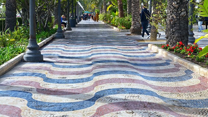 De boulevard van Alicante met zijn kleurrijk mozaiek in een golfpatroon van Gert Bunt