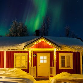 Noorderlicht boven onze cottage in Zweeds Lapland van Kelly De Preter