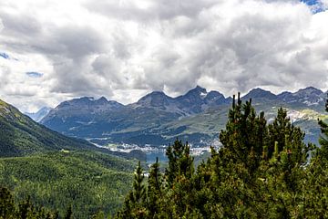 Uitzicht op St. Moritz van Joel Layaa-Laulhé
