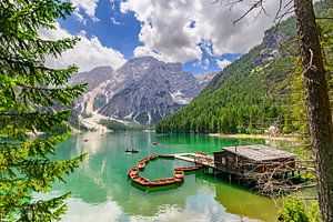 Der Pragser Wildsee oder Lago di Braies in den Dolomiten im Frühling