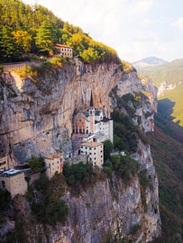 L'église de pèlerinage de la Madonna della Corona vue du ciel sur Bas van der Gronde