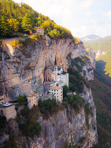 Bedevaartskerk Madonna della Corona vanuit de lucht