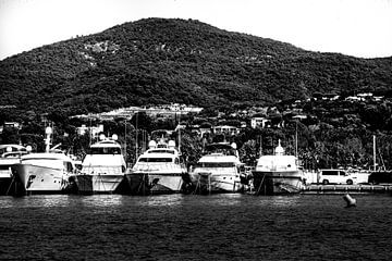 Zwart-wit foto van port Grimaud van Tom Vandenhende