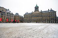 Snowy Dam Platz mit dem Königlichen Palast in Amsterdam von Eye on You Miniaturansicht