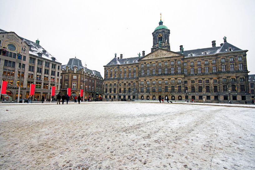 Snowy Dam Platz mit dem Königlichen Palast in Amsterdam von Eye on You