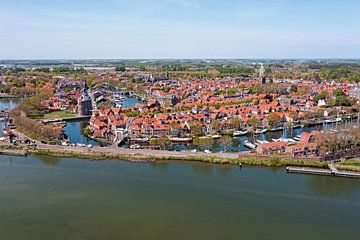 Luchtfoto van de historische stad Enkhuizen in Nederland van Eye on You