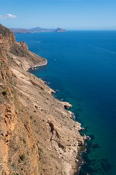 Kliffen van de Sierra Helada en de blauwe Middellandse Zee van Adriana Mueller