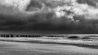 Dreigende lucht aan zee