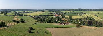 Luchtpanorama  van het Zuid-Limburgse landschap in de buurt van Epen van John Kreukniet