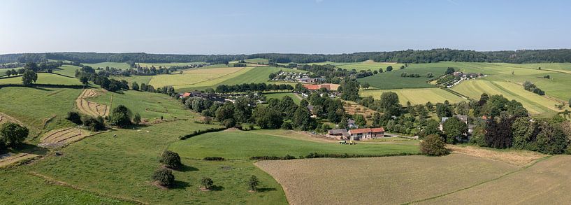 Luchtpanorama  van het Zuid-Limburgse landschap in de buurt van Epen van John Kreukniet