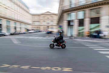 Man of motorbike in Paris van Wilco Schippers