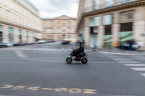 Mann oder Motorrad in Paris