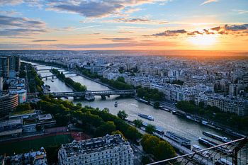 Ondergaande zon boven de Seine in Parijs