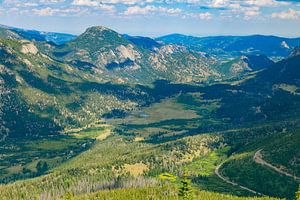 Vue sur une vallée montagneuse en Amérique