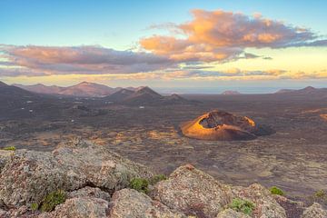 Blick zum Vulkan El Cuervo auf Lanzarote im ersten Sonnenlicht