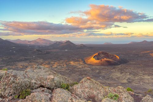 Uitzicht op de vulkaan El Cuervo op Lanzarote in het eerste zonlicht van Michael Valjak