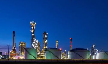 Petrochemische industrie in de Botlek tijdens het blauwe uur van Ad Jekel