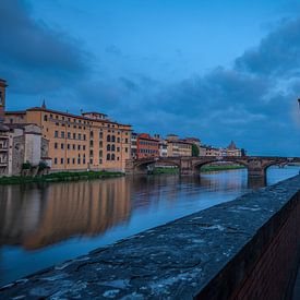 Florence, weg langs de rivier de Arno in blauwe uur van Maarten Hoek