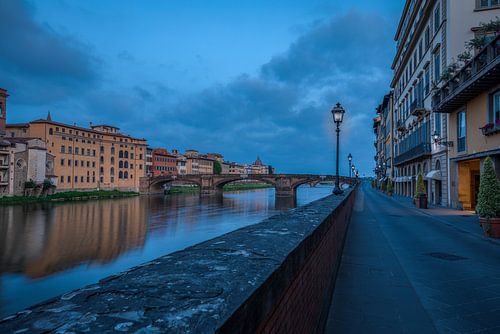 Florenz, Straße entlang des Flusses Arno in der blauen Stunde