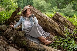 Mooie vrouw in Bohemien outfit