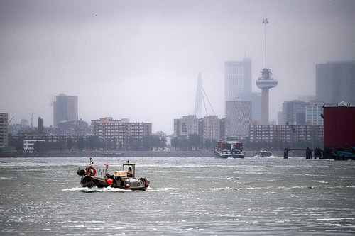De skyline van Rotterdam op een mistige morgen