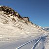 Radspuren auf einer verschneiten Straße in Island von Mickéle Godderis