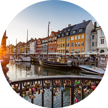 Liefdessloten aan een brug in Nyhavn van Easycopters