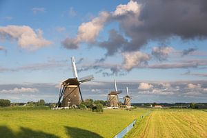 Drei Mühlen unter schönen Wolken auf dem Land von iPics Photography