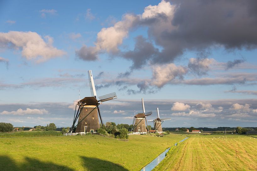 Drie molens onder prachtige wolken op het platteland van iPics Photography