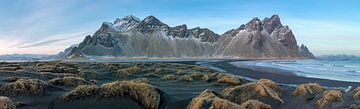 Panorama Stokksnes te IJsland van Anton de Zeeuw