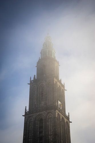 Martinitoren in de ochtend mist/wolken
