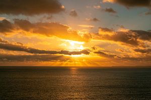 Zonsondergang over de zee in de Algarve, Portugal van Leo Schindzielorz