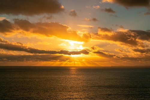 Zonsondergang over de zee in de Algarve, Portugal