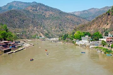 Raften op de rivier de Ganges bij Rishikesh in India van Eye on You