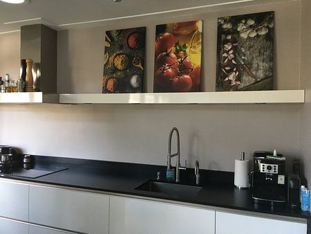 Knoblauchzwiebeln auf Rinde 12506943